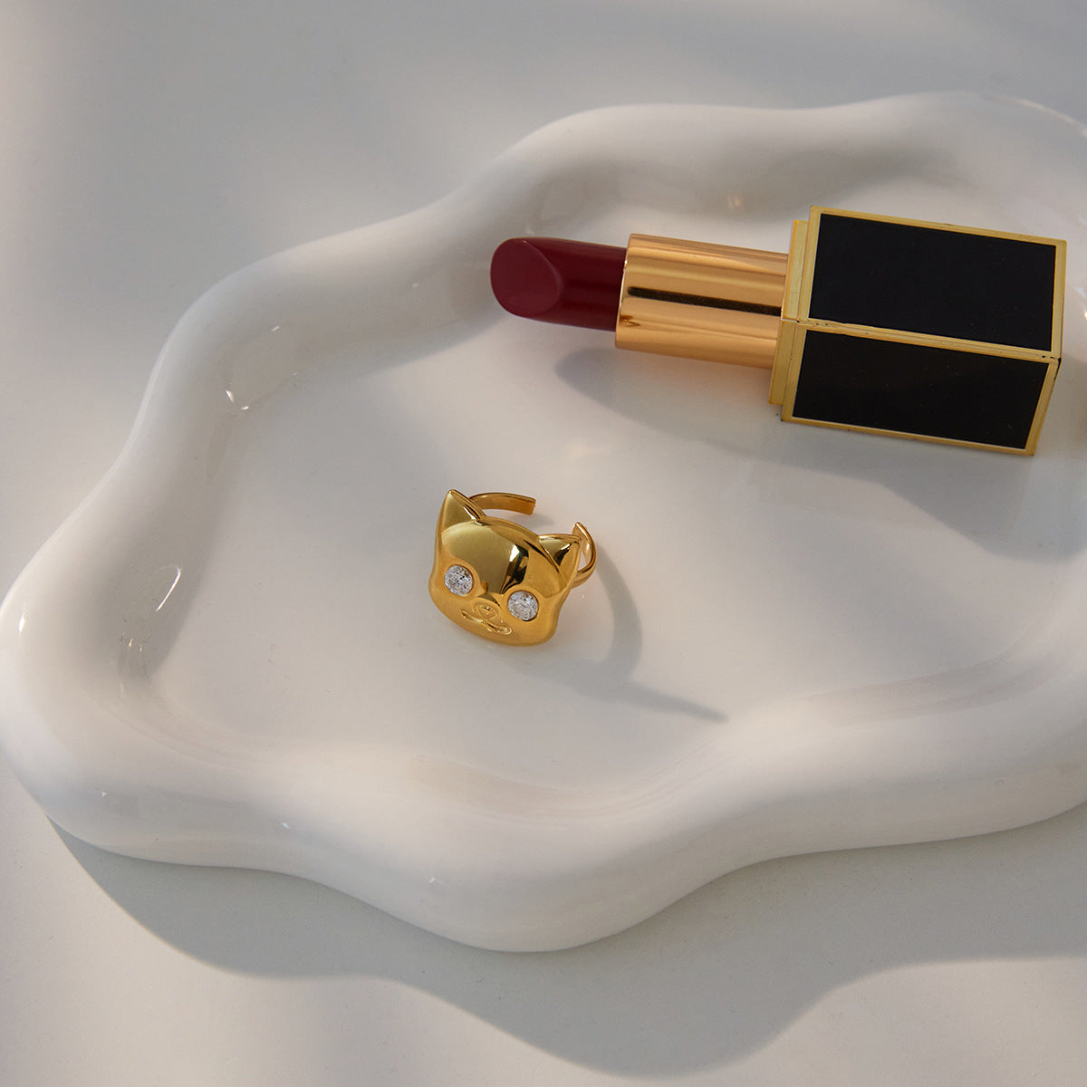 Anello a forma di gatto in acciaio al titanio geometrico con intarsio in zirconia per donna, anello di lusso placcato in oro PVD sottovuoto