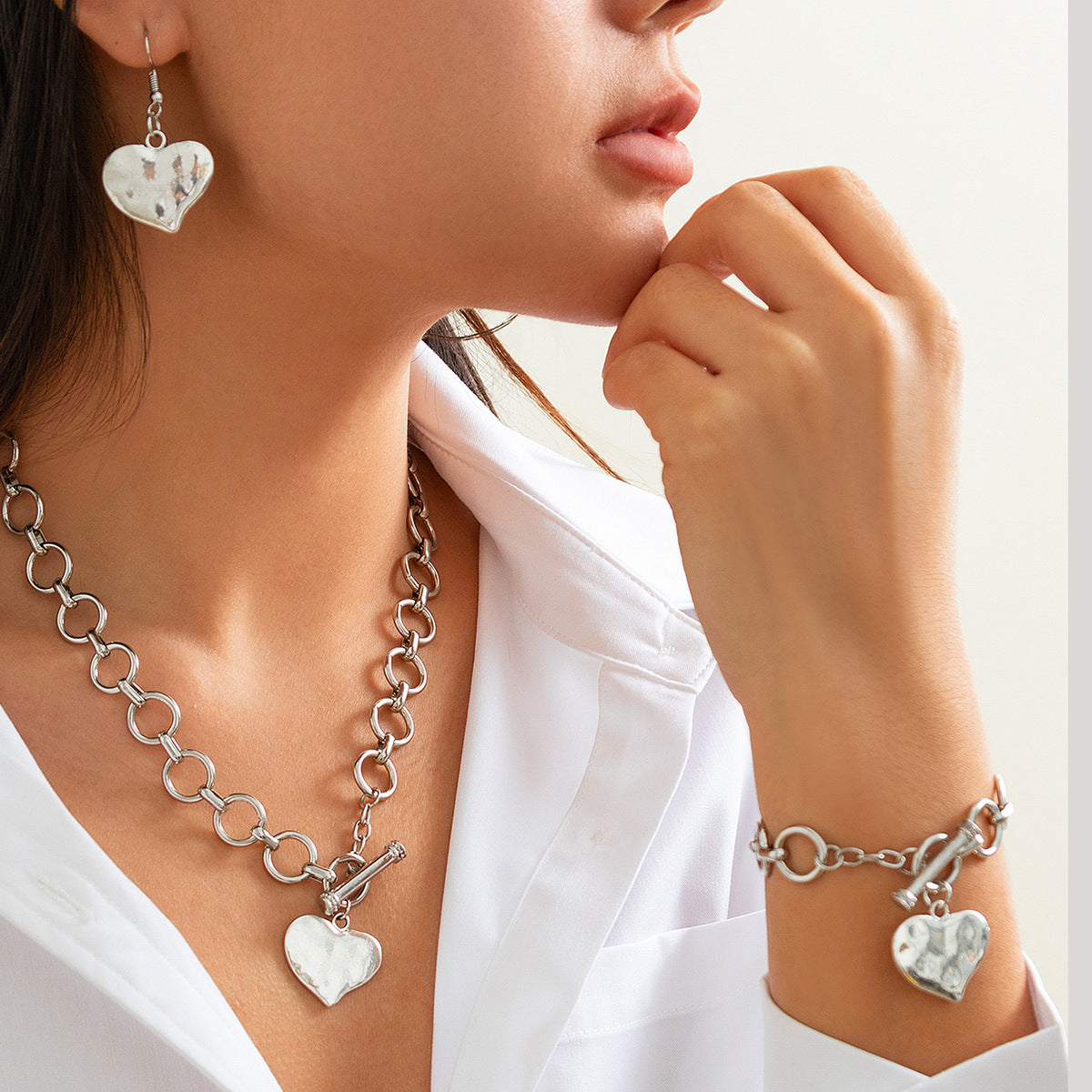 Collana Minimalista con Ciondolo a Cuore Irregolare in Lava, in Lega con Finitura Galvanizzata e Design a Disco Piegato Testurizzato