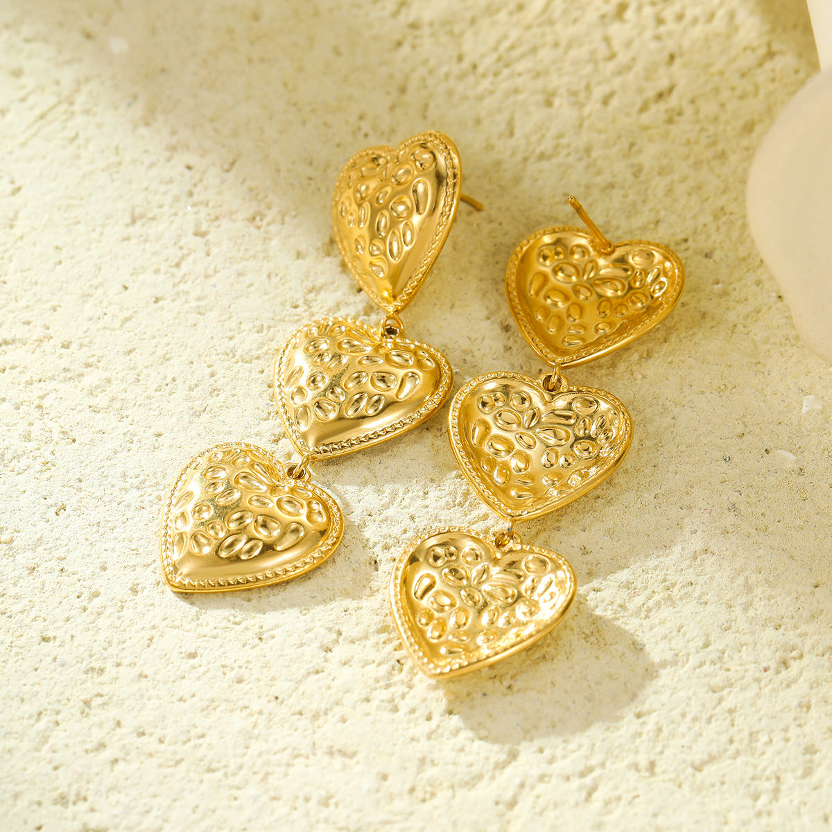 Orecchini pendenti da donna a cuore in acciaio inossidabile con texture martellata stile vintage e finitura placcata