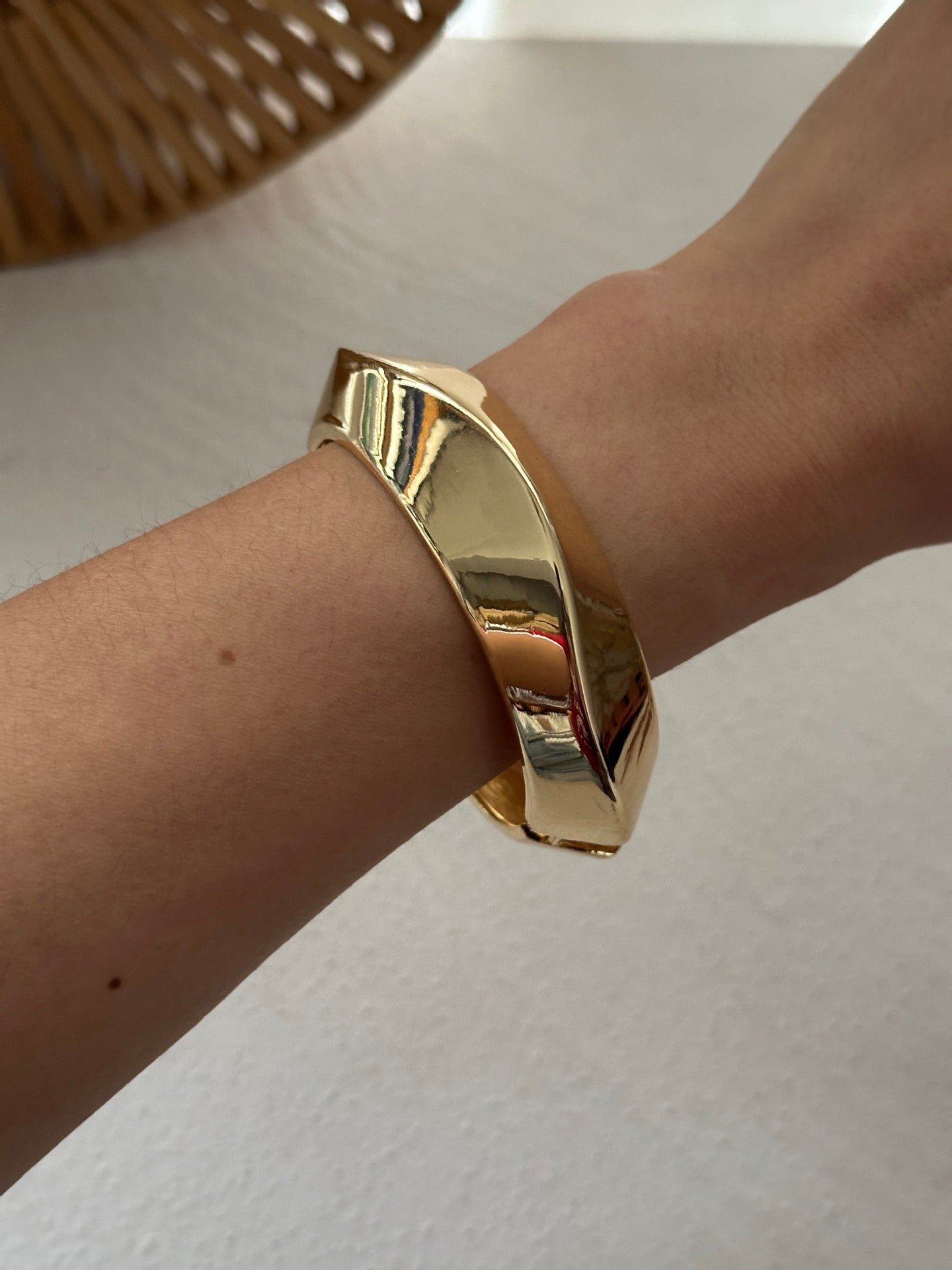 Bracciale a fascia larga aperto con molla irregolare in lega geometrica martellata