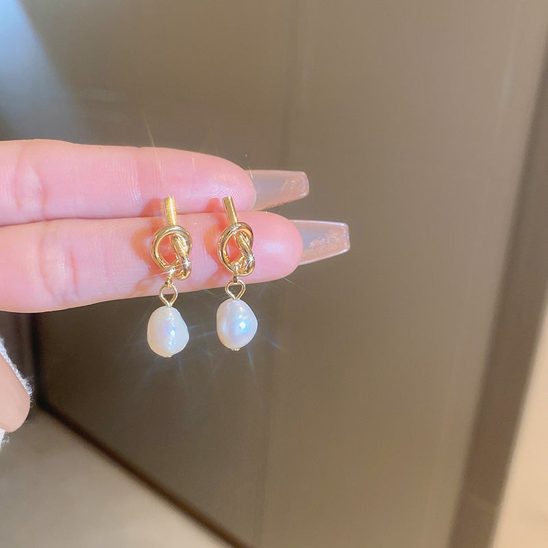 Elegantes pendientes florales de perlas con postes de plata chapados en oro para mujer