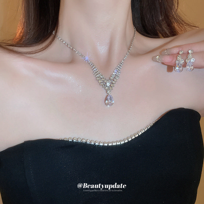 Collana con ciondolo a goccia in lega stile lussuoso con intarsi in strass da donna, gioiello alla moda con catena clavicola