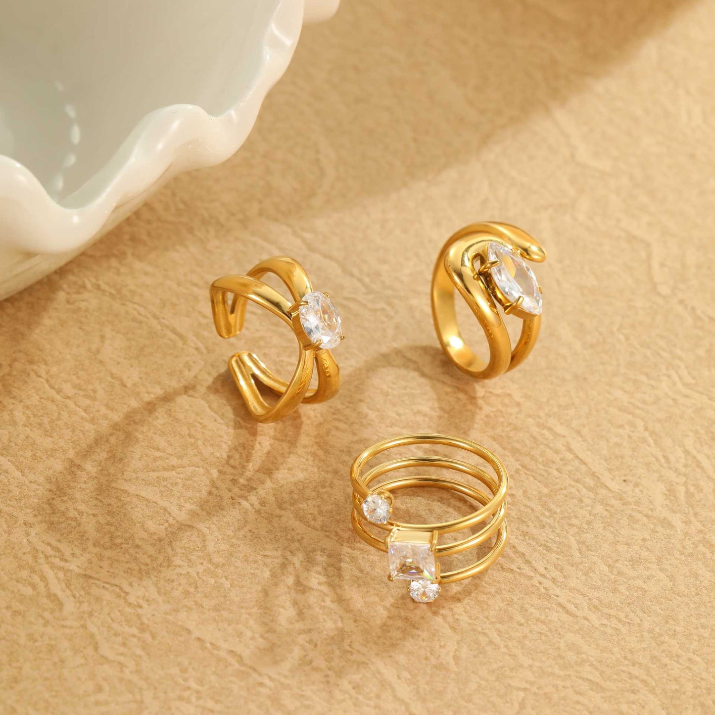 Anello da Donna Minimalista Geometrico in Acciaio al Titanio Placcato Oro 18K con Intarsio di Zirconi