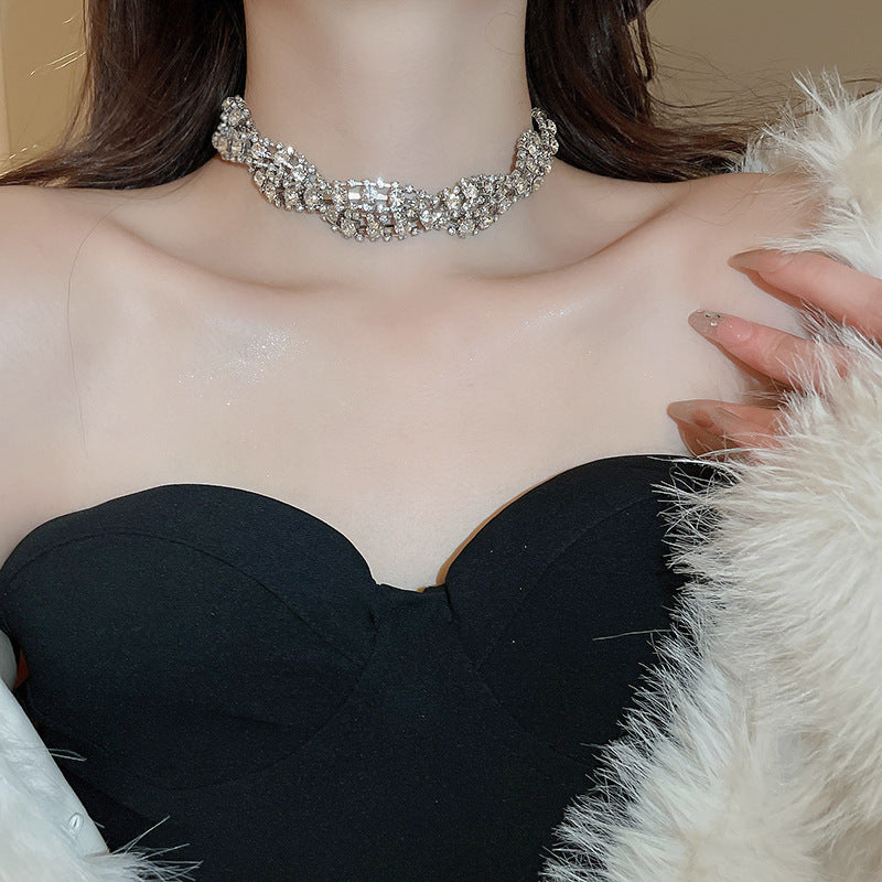 Elegante collar con colgante de lazo de diamantes de imitación y detalles de nácar perlado para mujer — Delicada cadena para clavícula en estilo de lujo minimalista y a la moda