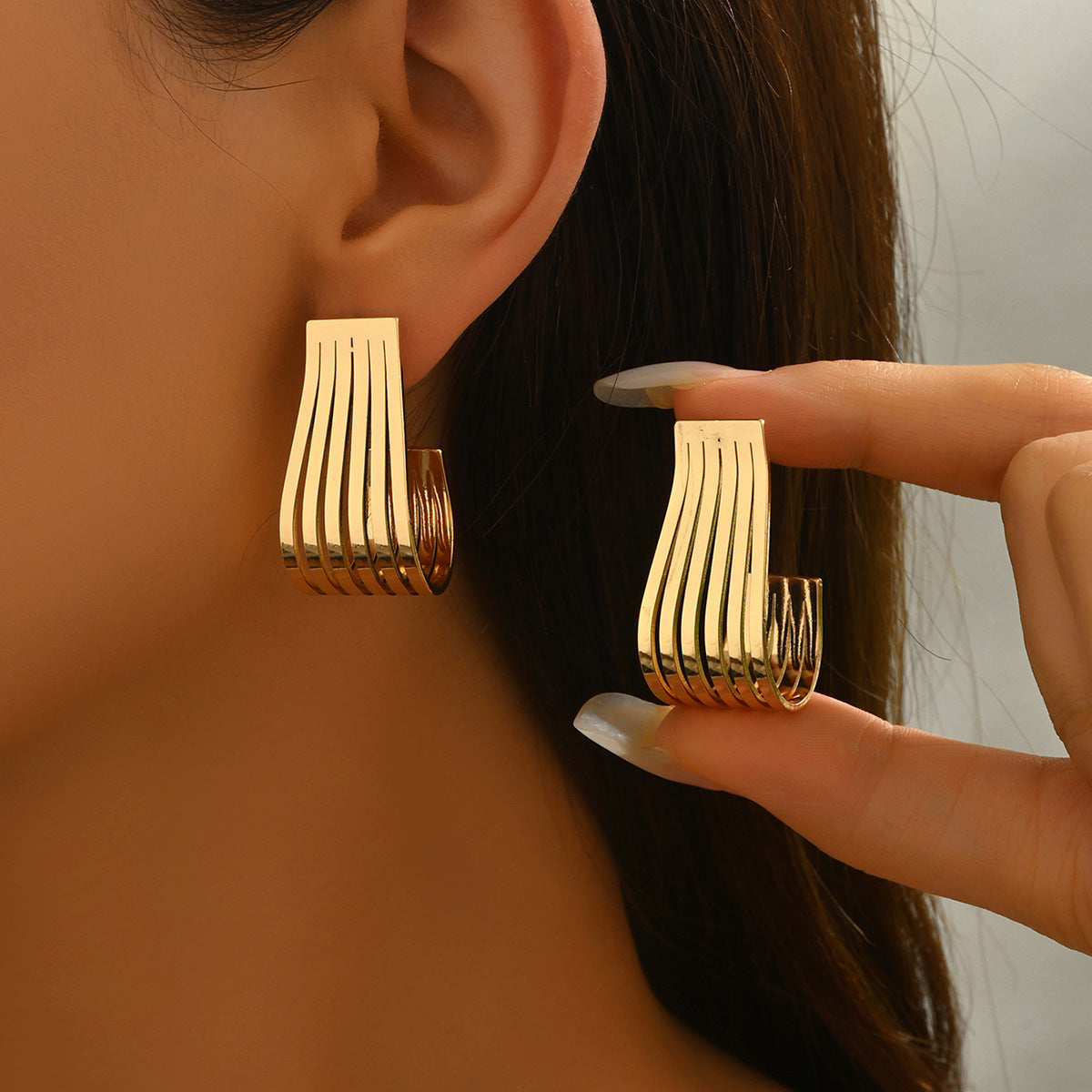 Elegantes pendientes geométricos de aleación con incrustaciones de diamantes de imitación y acabado galvanizado para mujer
