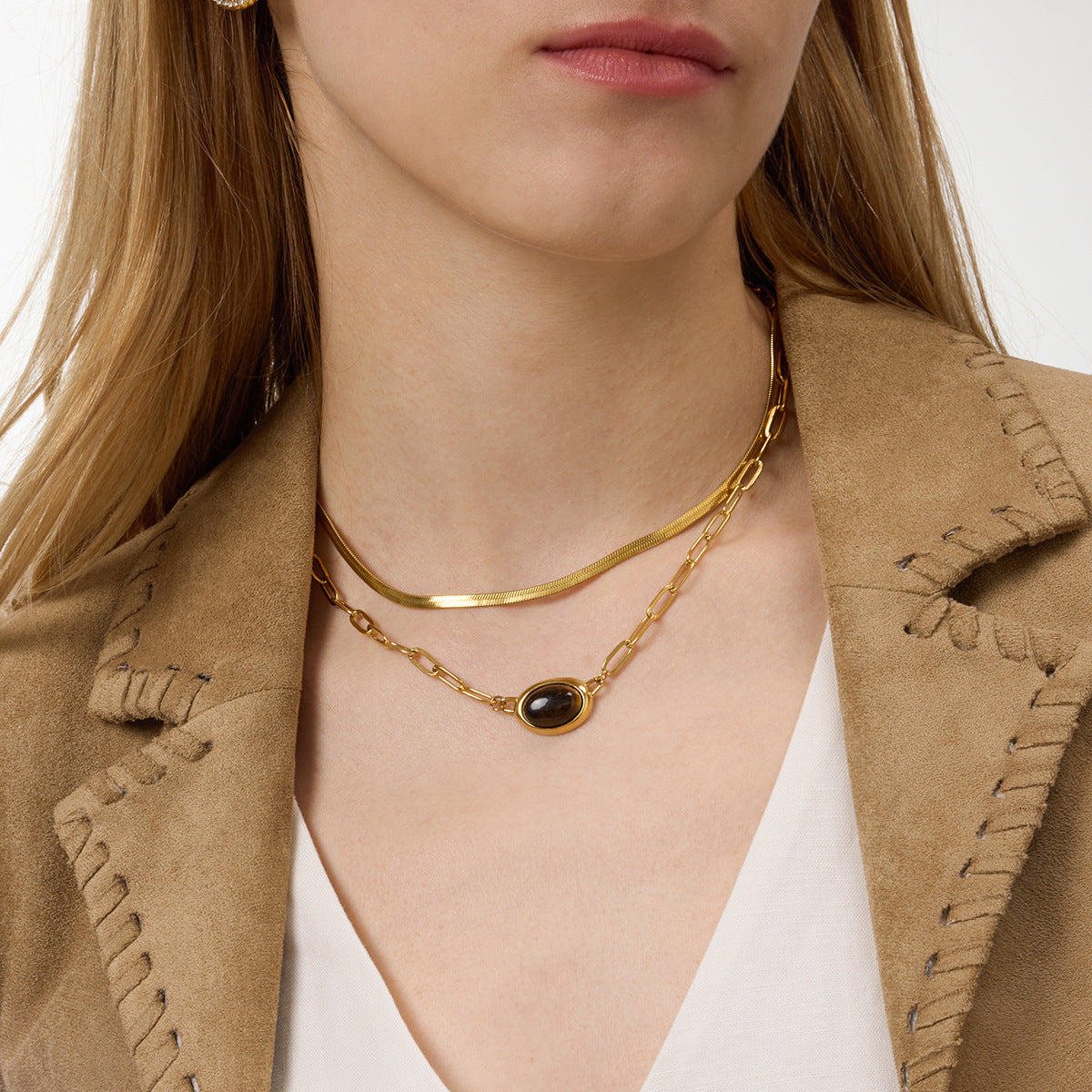 Collana con ciondolo ovale geometrico a occhio di tigre in acciaio al titanio con finitura galvanizzata per donna