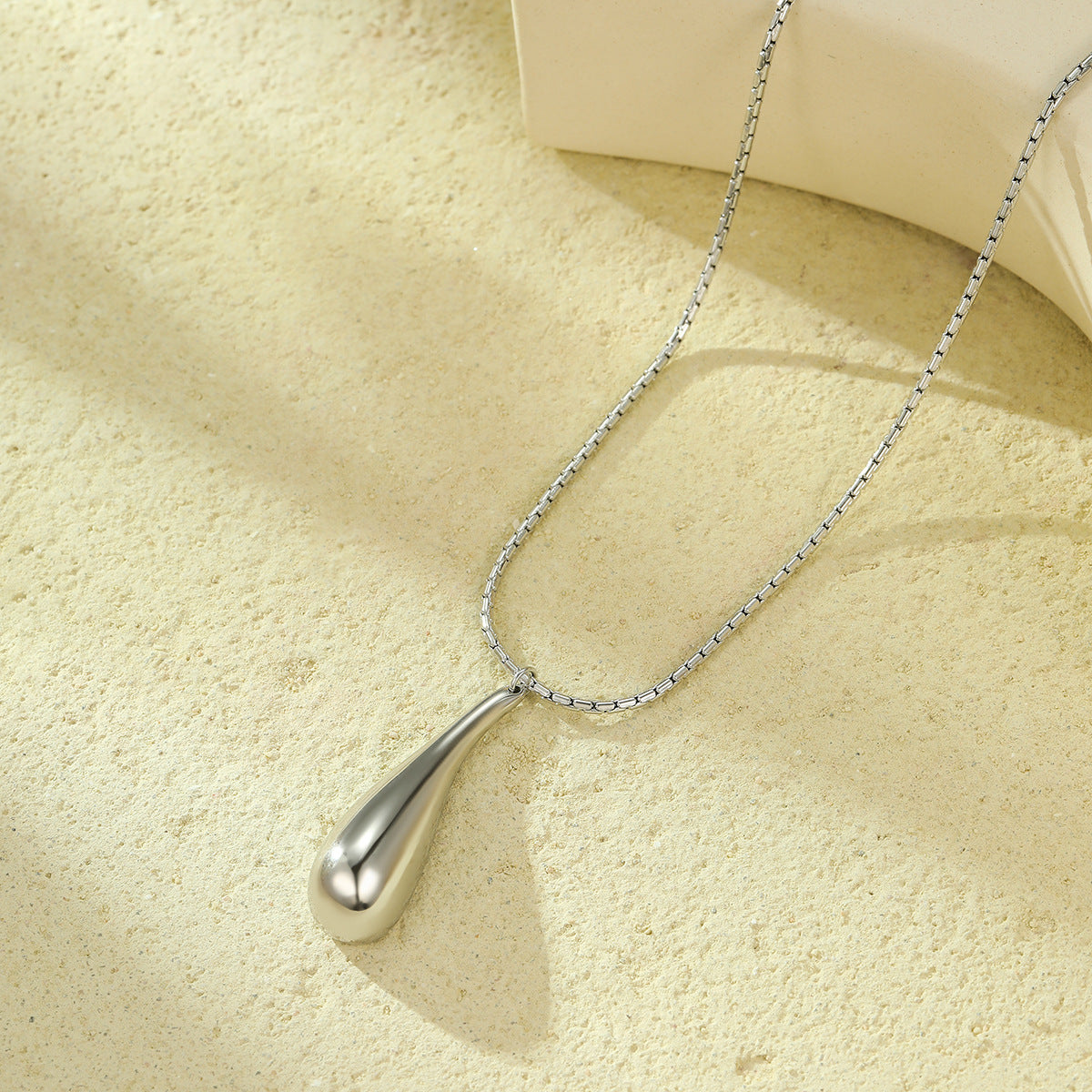Collar con Colgante Hueco en Forma de Lágrima Pulido de Acero Inoxidable de Gran Tamaño Estilo Vintage para Mujer con Acabado Chapado en Oro de 18K