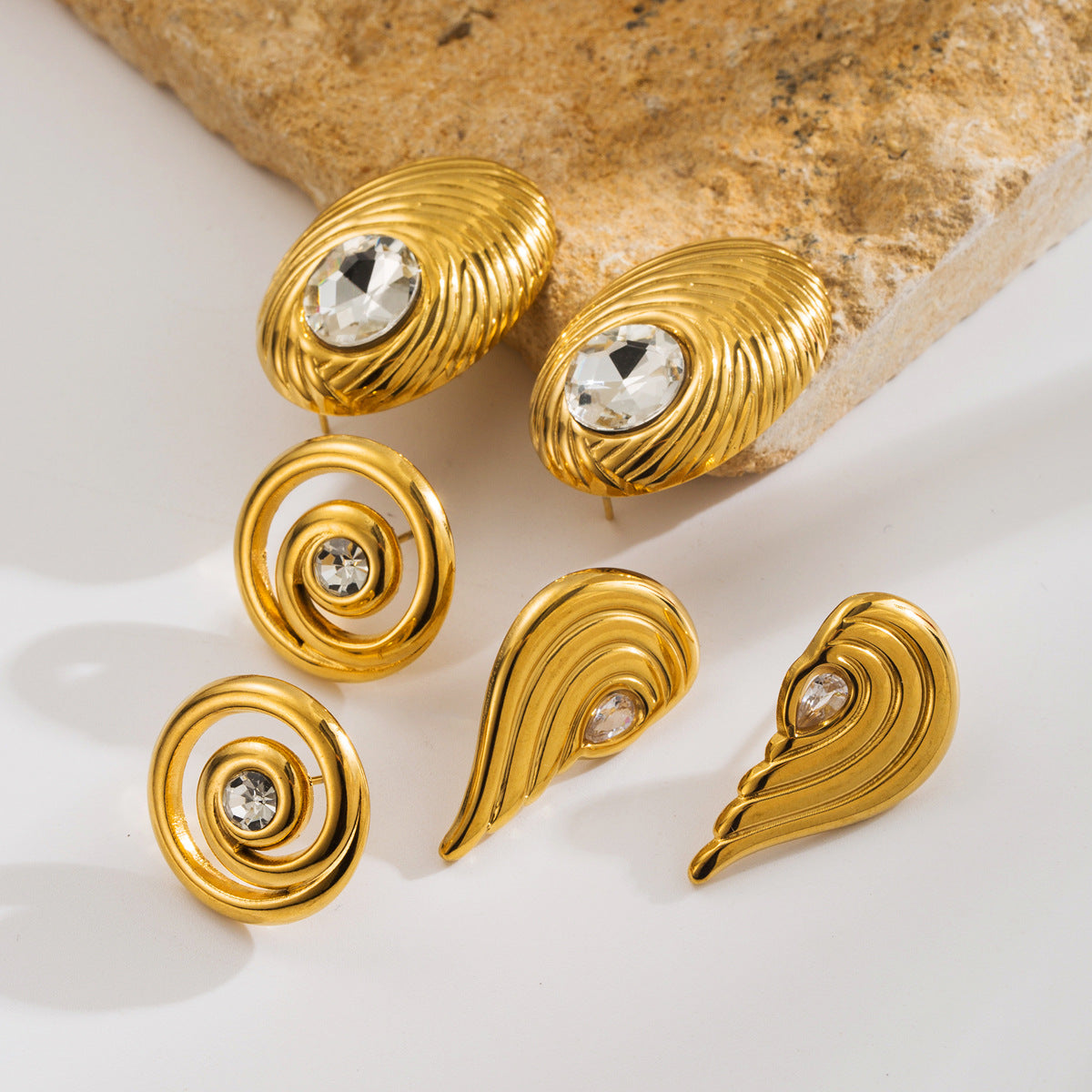 Orecchini vintage geometrici in acciaio inossidabile con placcatura in oro 14K e intarsio di strass