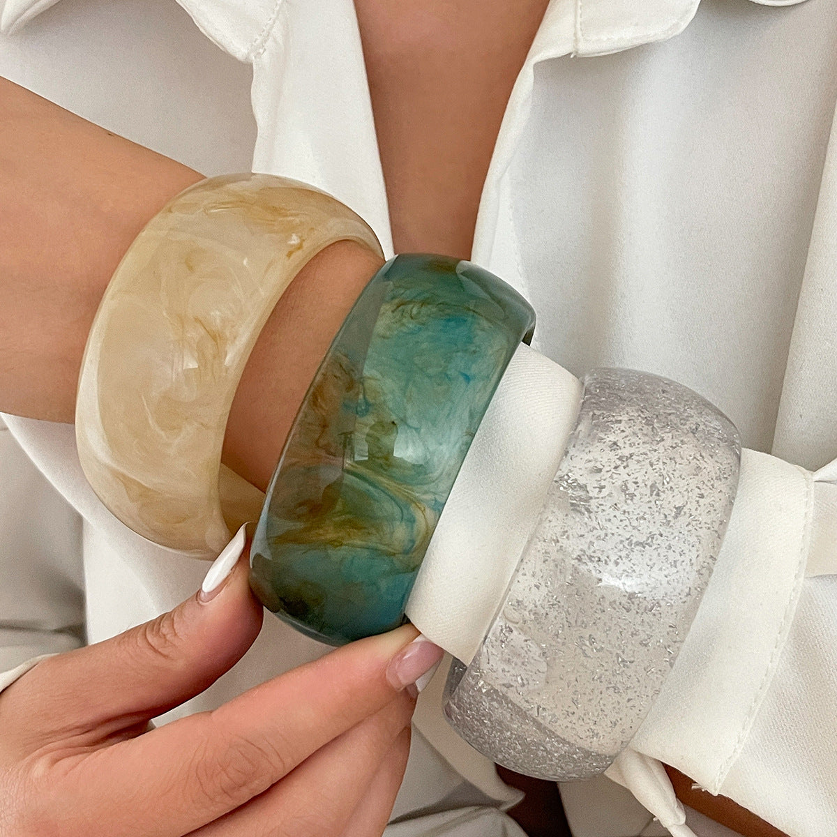 Pulsera de acrílico translúcido con gradiente estilo Instagram para mujer con banda ancha redonda asimétrica irregular