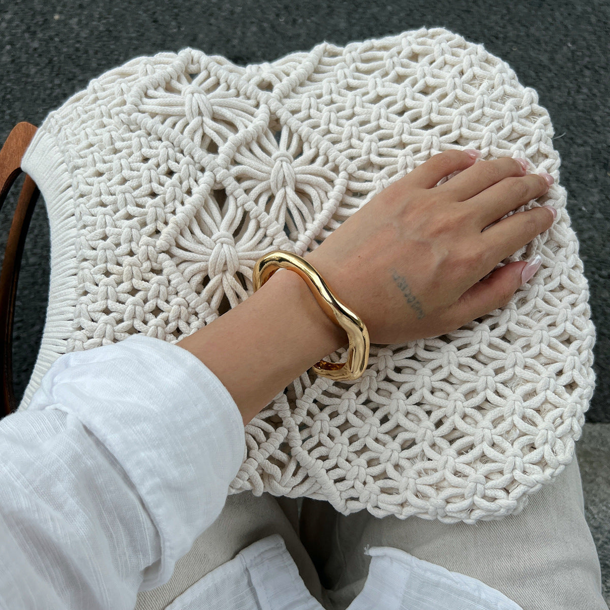 Bracciale rigido aperto da donna in lega con finitura placcata, effetto iridescente colorato e design geometrico, stile retrò ondulato
