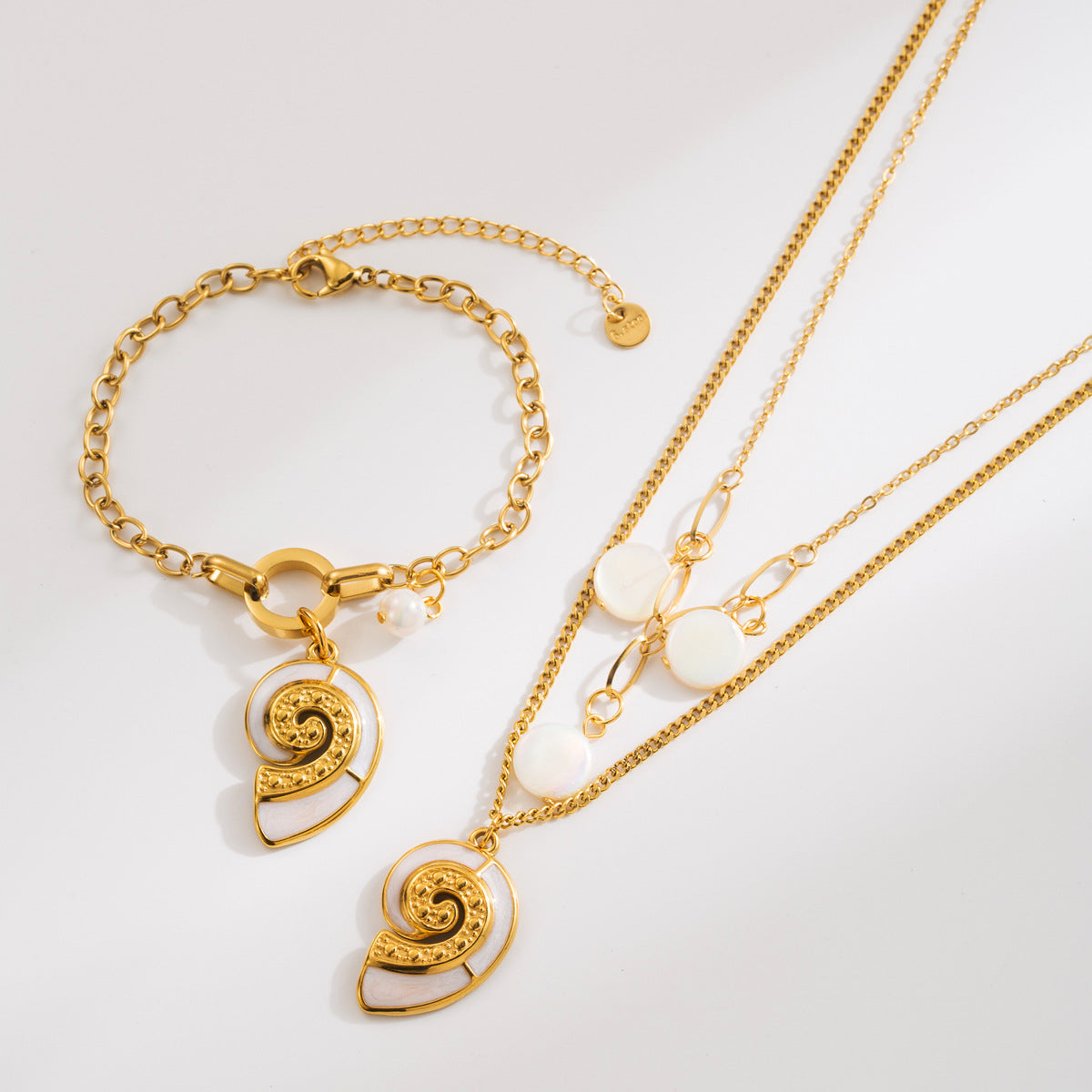 Collana con Pendente a Conchiglia Minimalista in Acciaio Inossidabile con Ciondolo in Acciaio al Titanio e Placcatura Oro da Donna