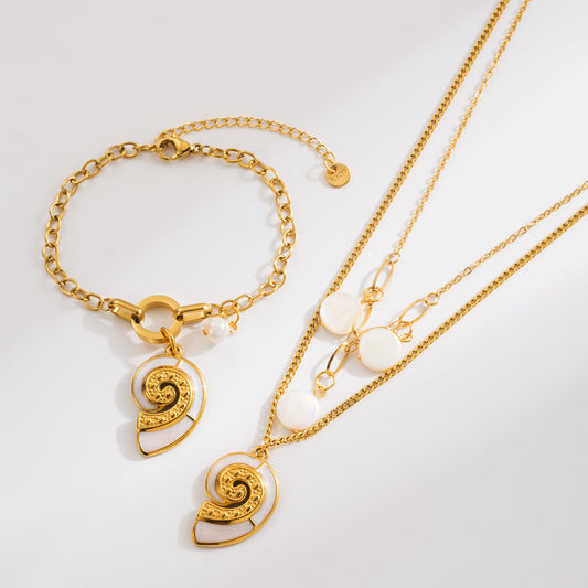 Collar con Colgante Minimalista en Forma de Concha de Acero Inoxidable con Dije de Acero de Titanio y Baño de Oro para Mujer
