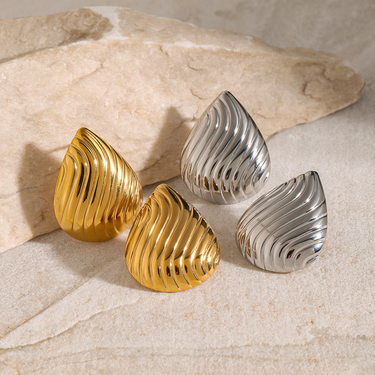 Orecchini Minimalisti Geometrici in Acciaio Inossidabile con Placcatura in Oro 18K e Texture Sottile
