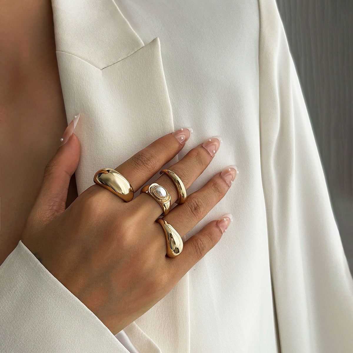 Anello aperto geometrico personalizzato con micro-incastonatura di perle simulate da donna