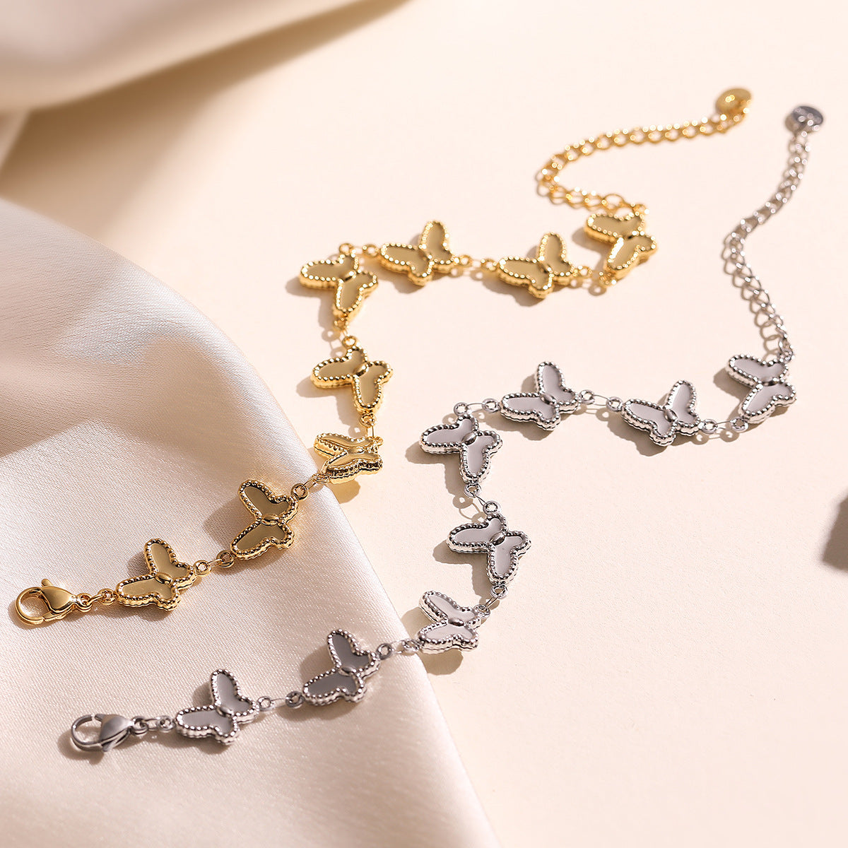 Bracciale a forma di farfalla in acciaio inossidabile placcato oro 18 carati da donna, alla moda e resistente all'ossidazione