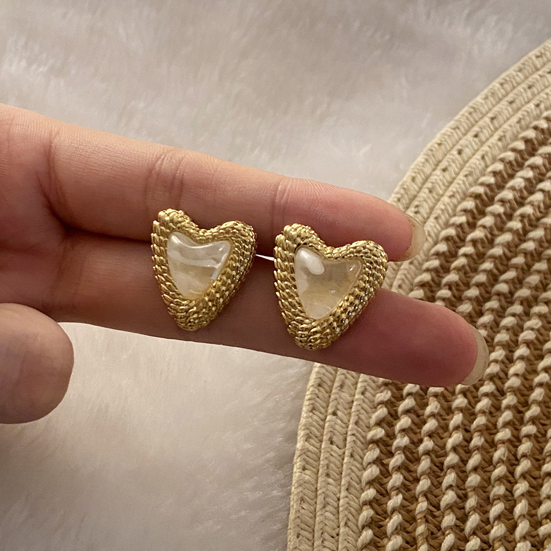 Orecchini a perno da donna in acciaio inossidabile a forma di cuore retrò con finitura placcata