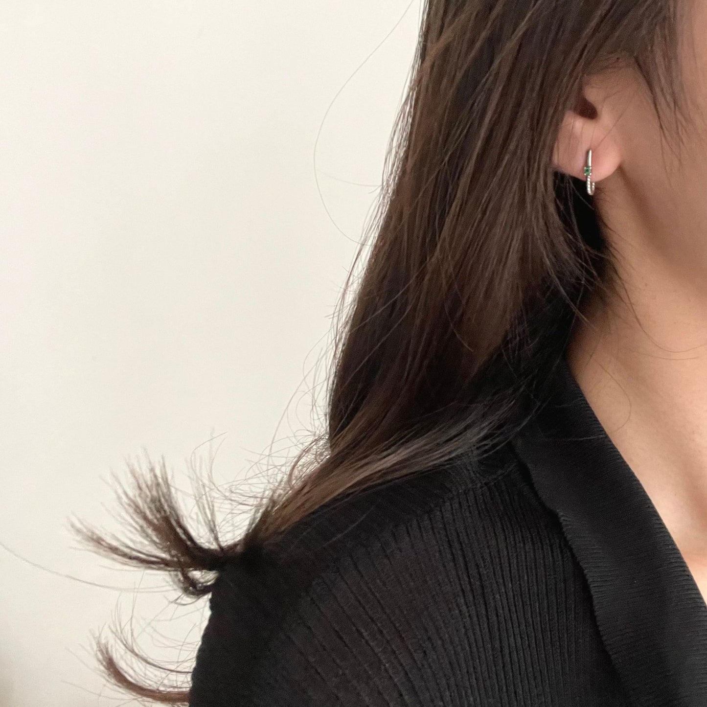 Minimalist Leaf-Shaped 925 Sterling Silver Earrings with Green Zircon Inlay