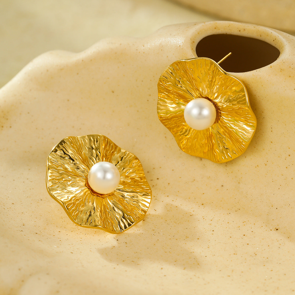 Pendientes de botón de acero inoxidable con perlas redondas y volantes irregulares estilo vintage para mujer con acabado chapado