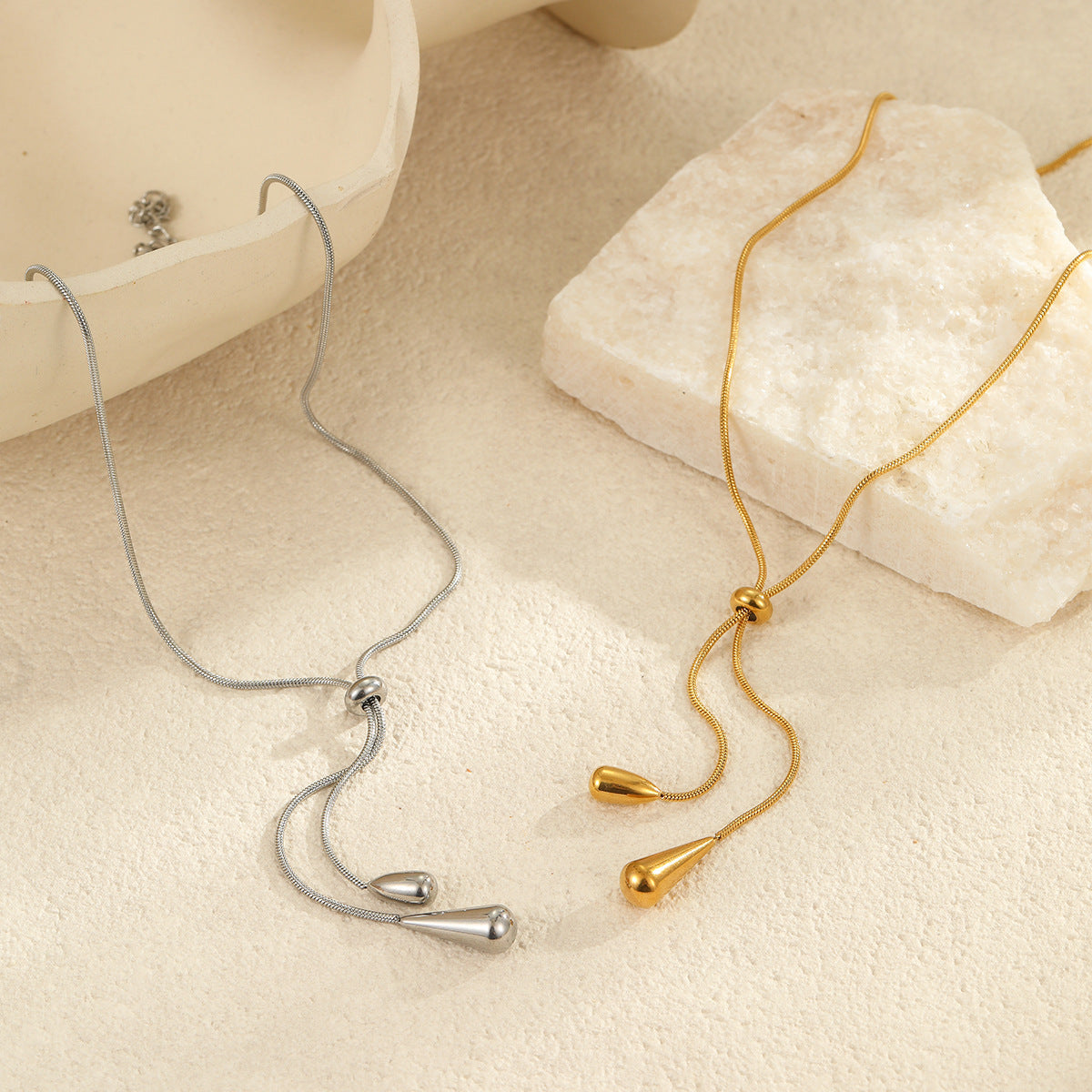 Collar minimalista con colgante de gota de acero de titanio tono frío con baño de oro para mujer