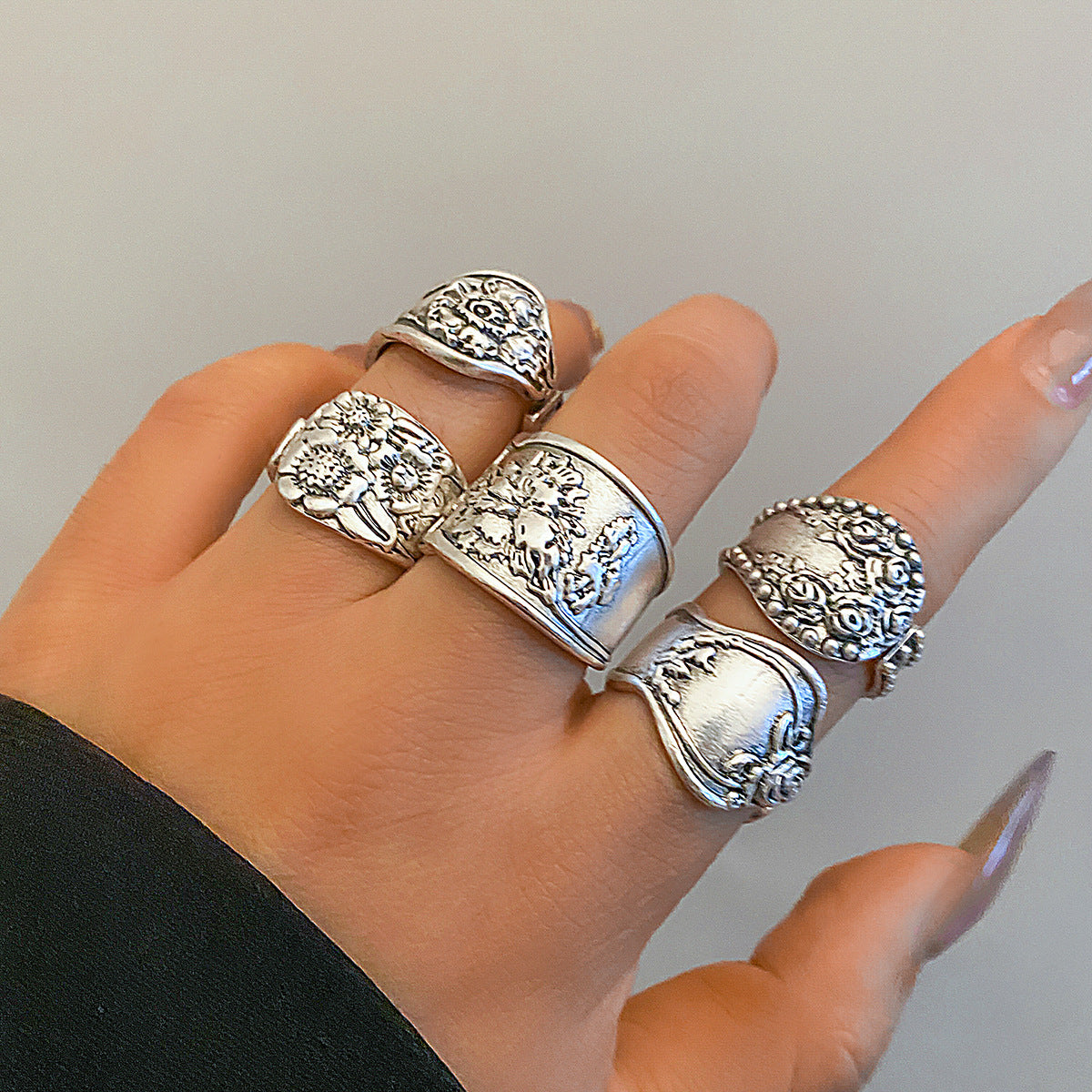 Anillo de aleación oxidada estilo punk étnico vintage con grabado floral y geométrico, diseño de banda abierta y unión asimétrica