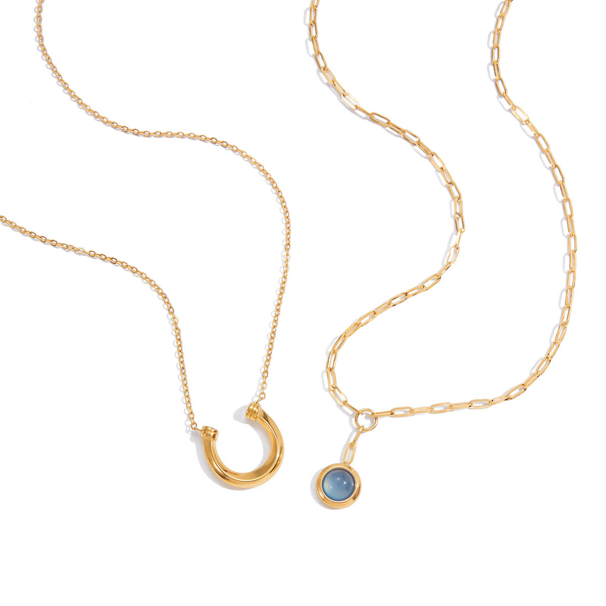 Elegante collar con colgante geométrico de temática ecuestre en acero de titanio con acabado chapado para mujer