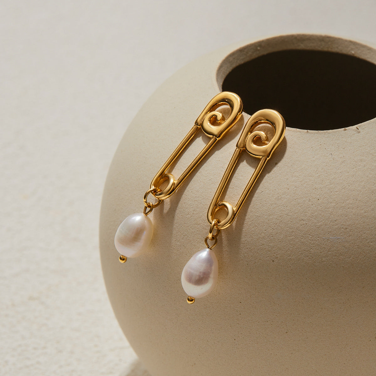 Orecchini da donna minimalisti a forma di graffetta in acciaio inossidabile con perle d'acqua dolce e finitura placcata