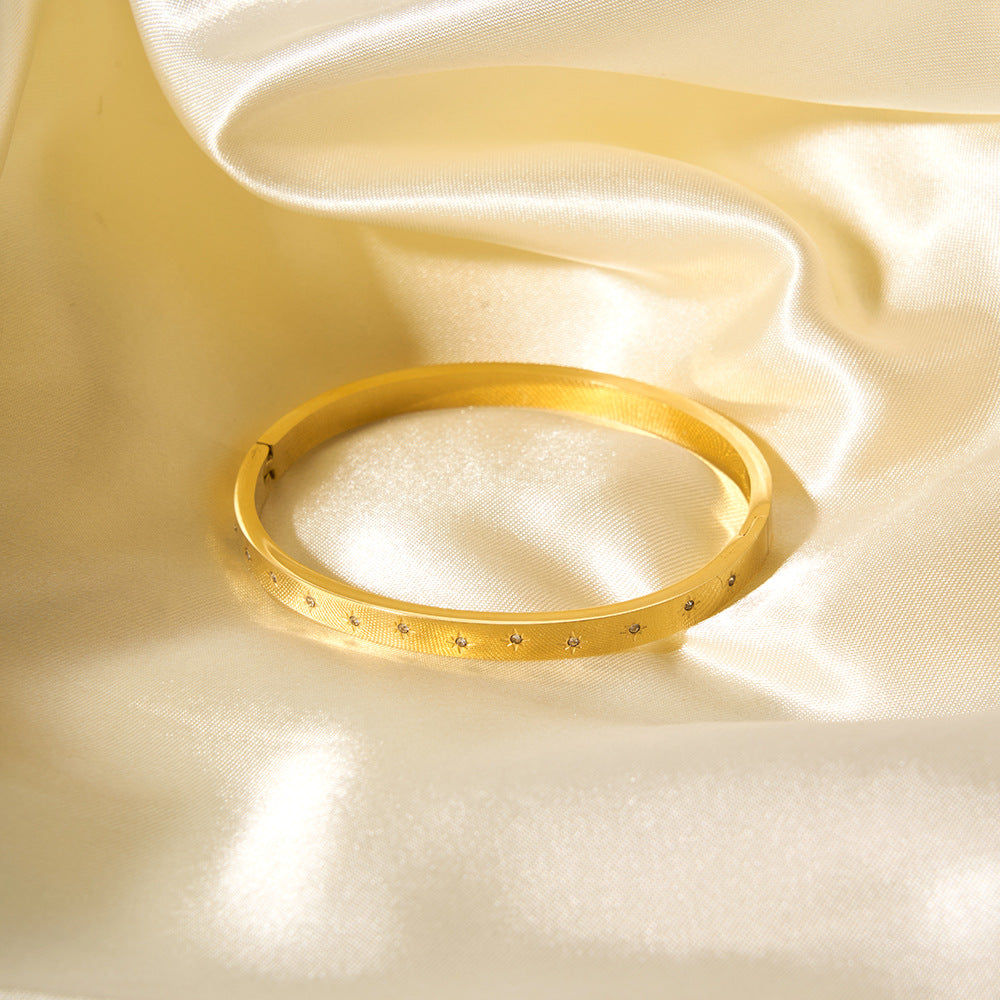 Bracciale Stile INS Geometrico in Acciaio Inossidabile Placcato Oro 18K con Dettagli in Zirconia Tonda Bianca