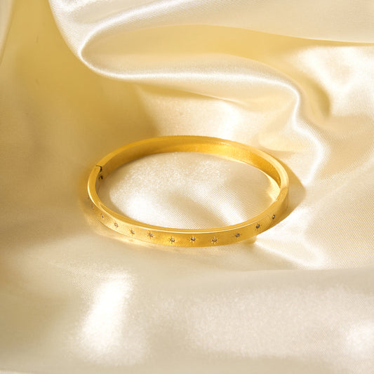 Bracciale Stile INS Geometrico in Acciaio Inossidabile Placcato Oro 18K con Dettagli in Zirconia Tonda Bianca