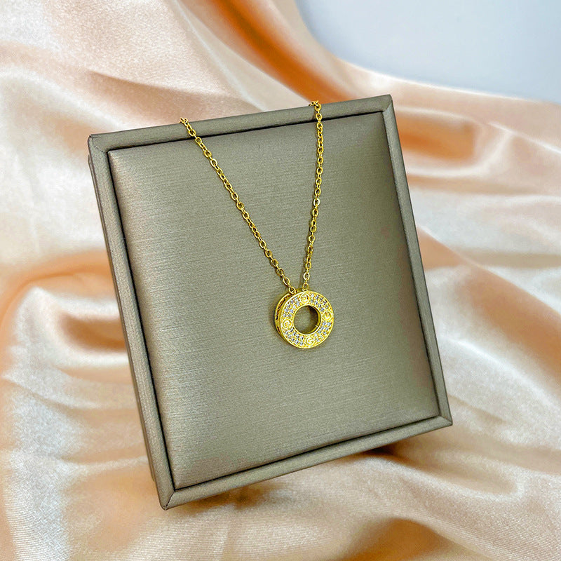 Collana con ciondolo girevole a quadrifoglio in acciaio al titanio con zirconi micropavé da donna