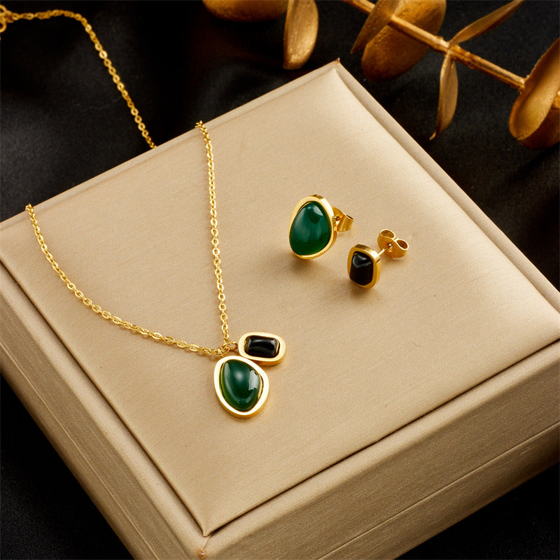 Parure di collana con pendente e orecchini in malachite d'ispirazione vintage in acciaio al titanio con finitura galvanica e design asimmetrico