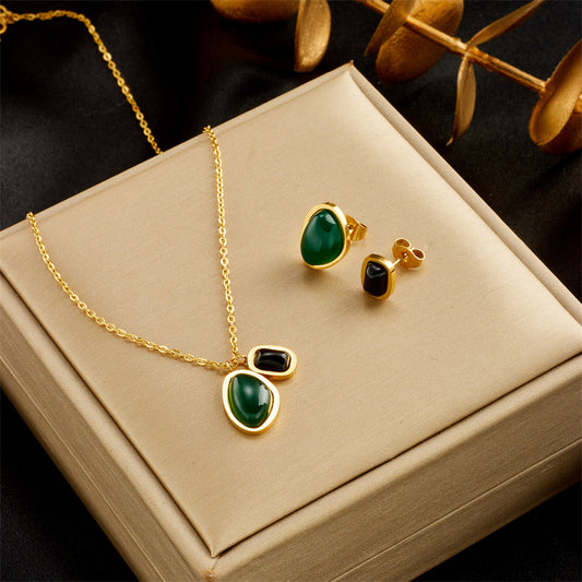 Parure di collana con pendente e orecchini in malachite d'ispirazione vintage in acciaio al titanio con finitura galvanica e design asimmetrico