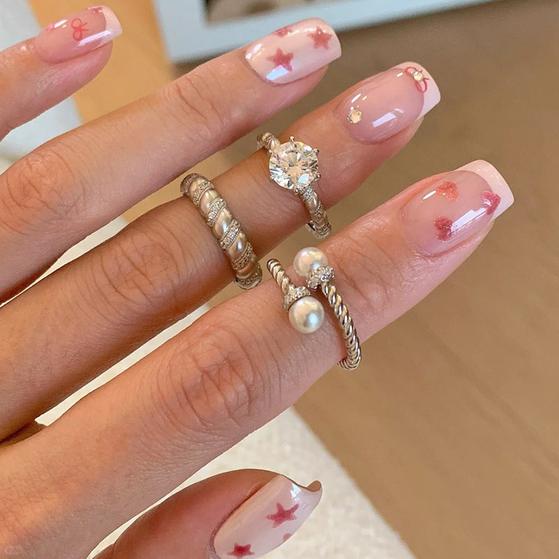 Anello da donna minimalista geometrico in metallo con strass intarsiati e texture intrecciata