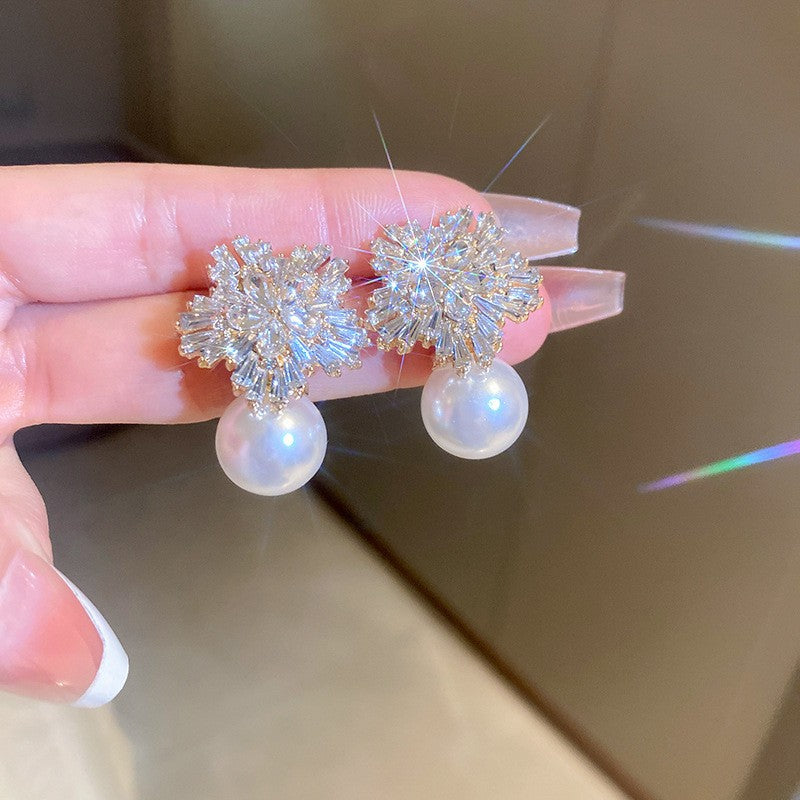 Orecchini da donna vintage eleganti a forma di stella geometrica con perle simulate e zirconi, perni in acciaio placcato