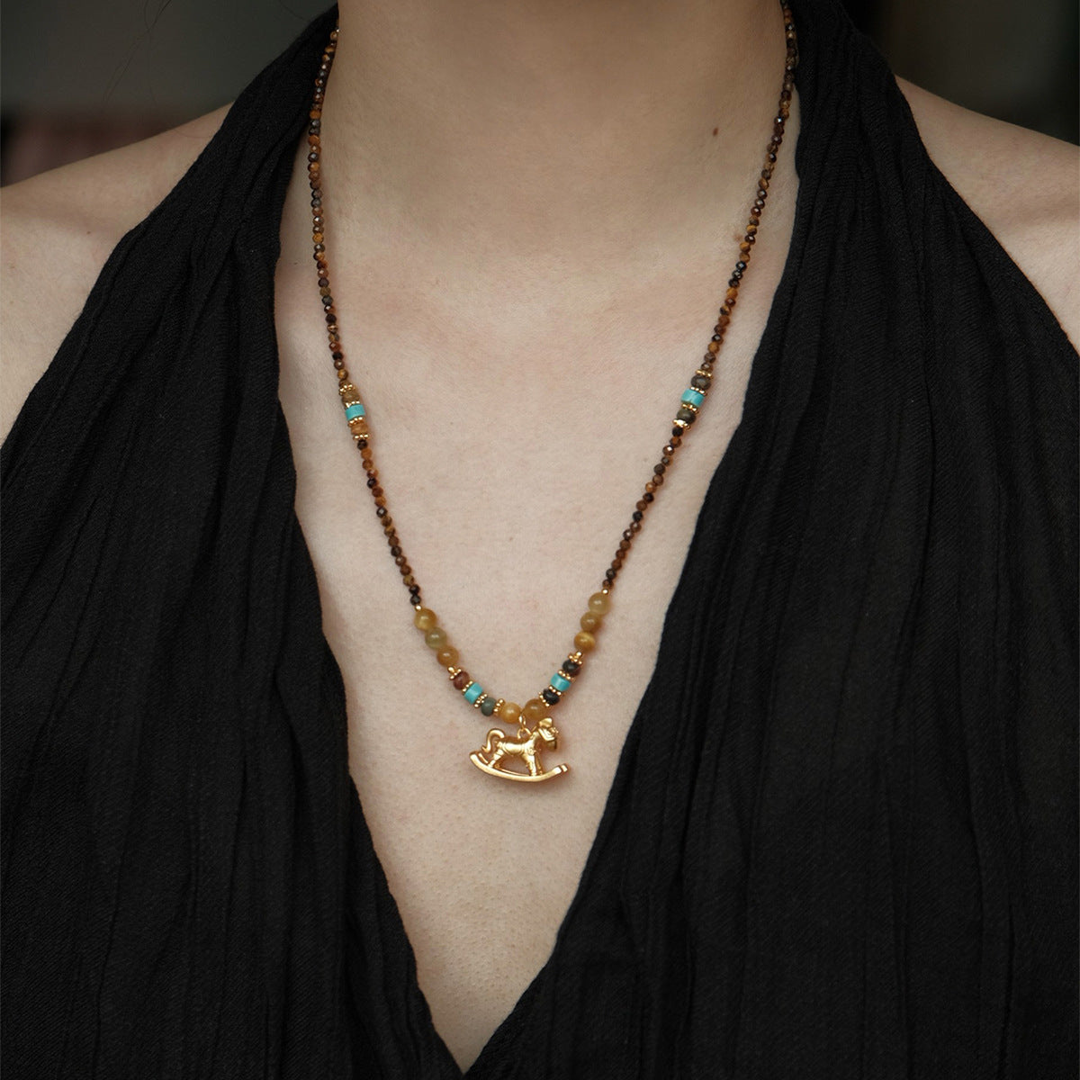 Collana da donna con perline a occhio di tigre geometriche di lusso leggero e cavallo, placcata in oro 18 carati, catena clavicola in rame