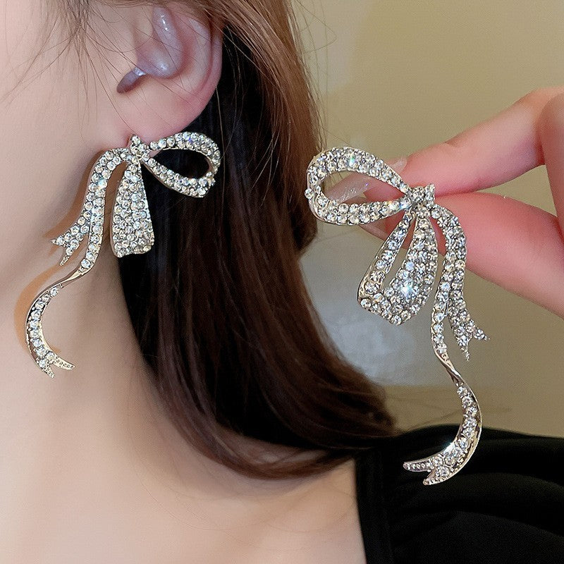 Orecchini a perno di lusso con lega geometrica irregolare e intarsio di strass, placcati argento, alla moda e versatili da donna