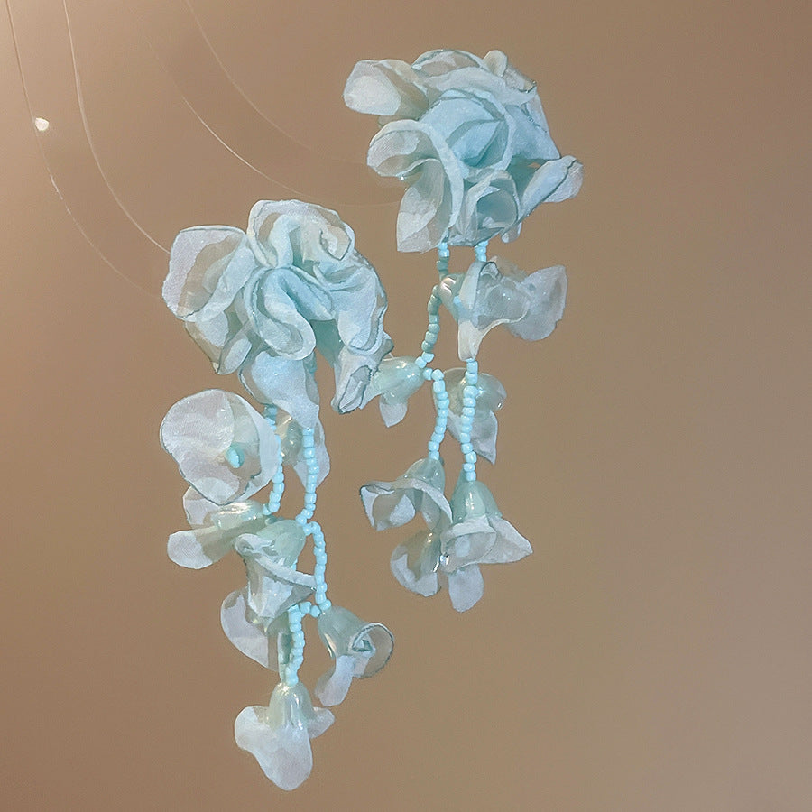 Orecchini a perno con nappe floreali dolci, perle in tessuto satinato e perni in acciaio inossidabile da donna