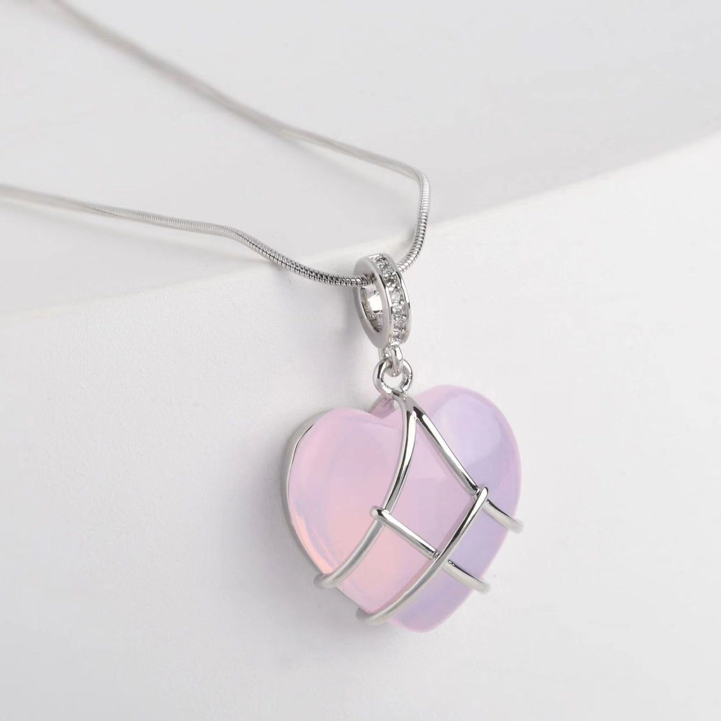 Elegante collar de latón y acero inoxidable chapado en oro con forma de corazón geométrico de dibujos animados con incrustaciones de circonita cúbica para mujer