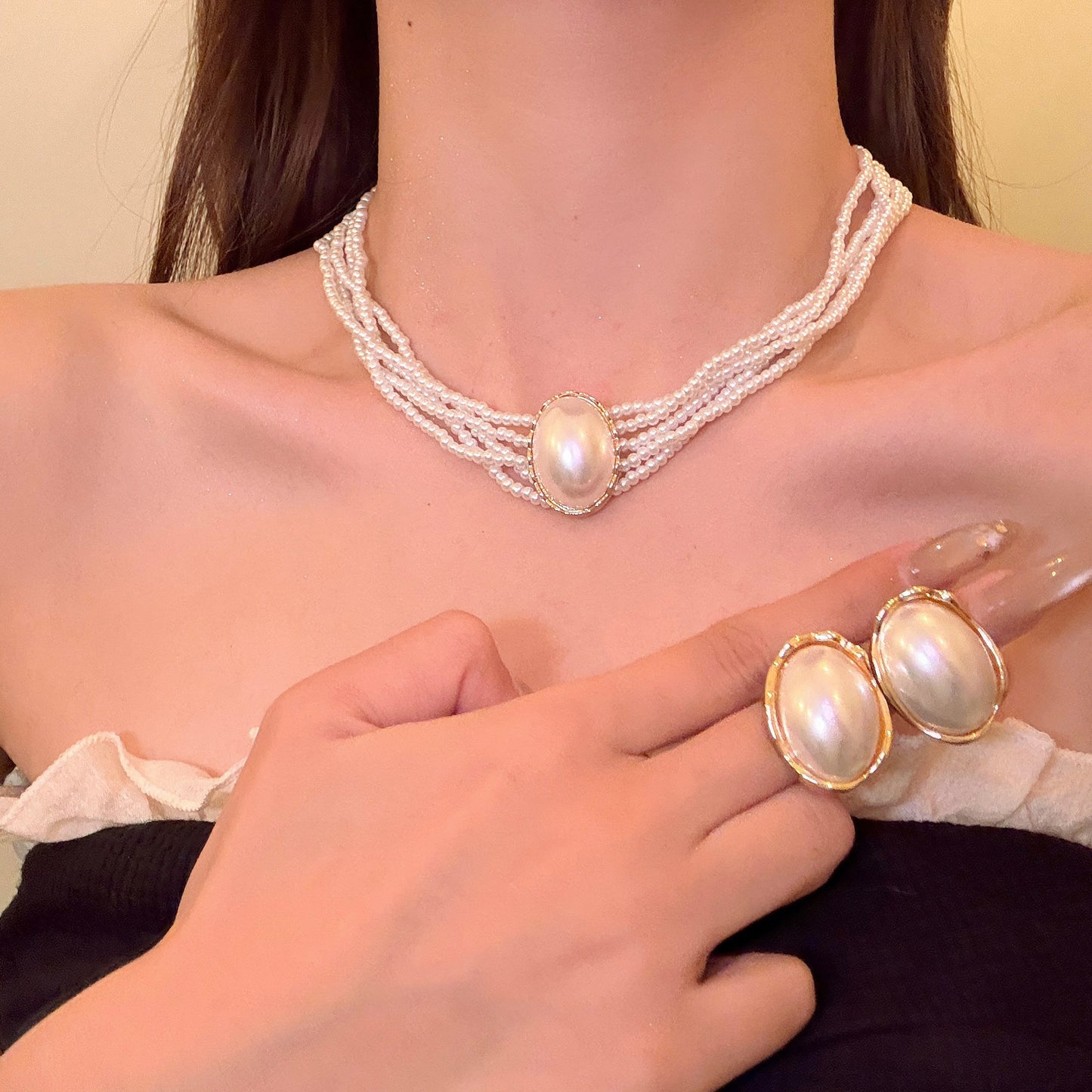 Elegante Parure Francese di Collana e Orecchini a Perno in Perle Imitazione Ovali Multistrato per Donna con Finitura Placcata e Design a Catena Clavicola