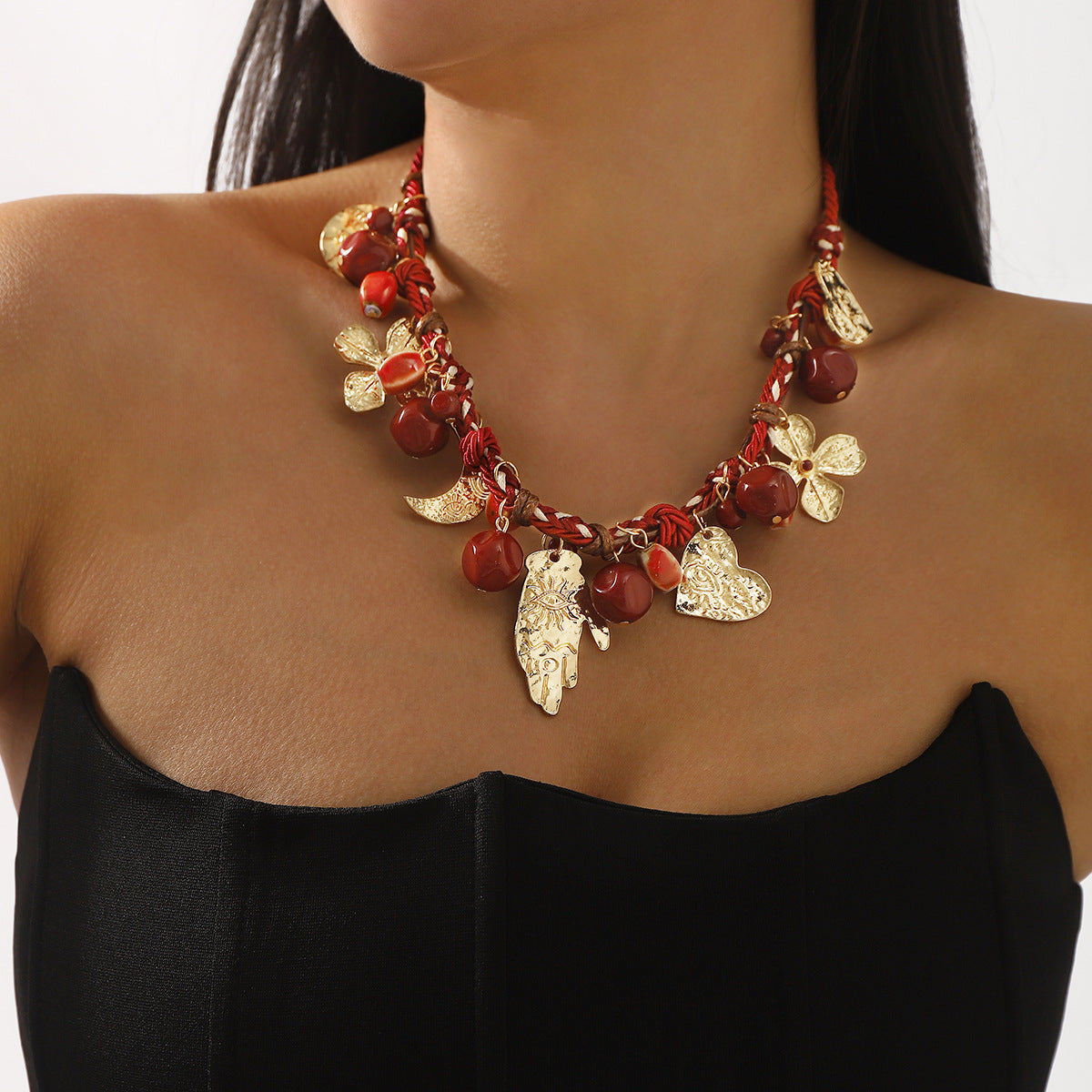Collana Boema Intrecciata a Mano con Cordino Rosso, Ciondolo Geometrico a Luna, Charm in Lega e Resina, Catena Intrecciata