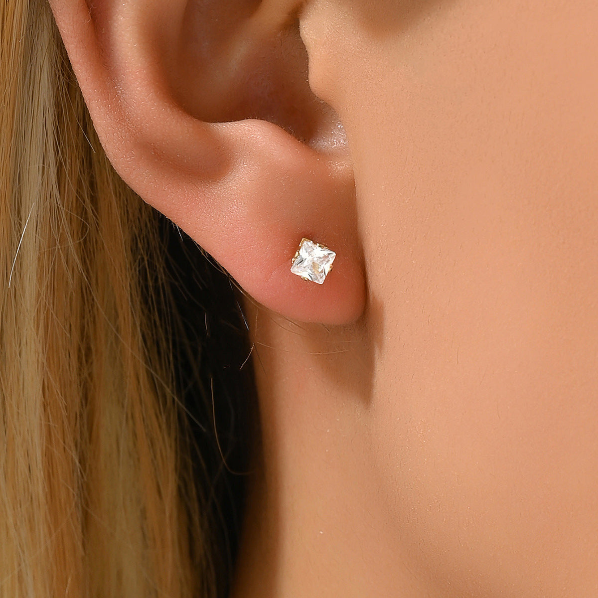 Orecchini geometrici minimalisti da donna con intarsio in zircone su base in rame e perni in acciaio inossidabile