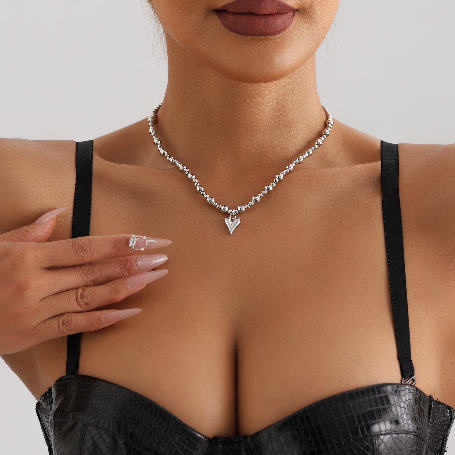 Collar de Perlas Redondas con Cuentas Geométricas para Mujer con Colgante de Corazón de Aleación, Cadena de Clavícula de Moda Galvanizada