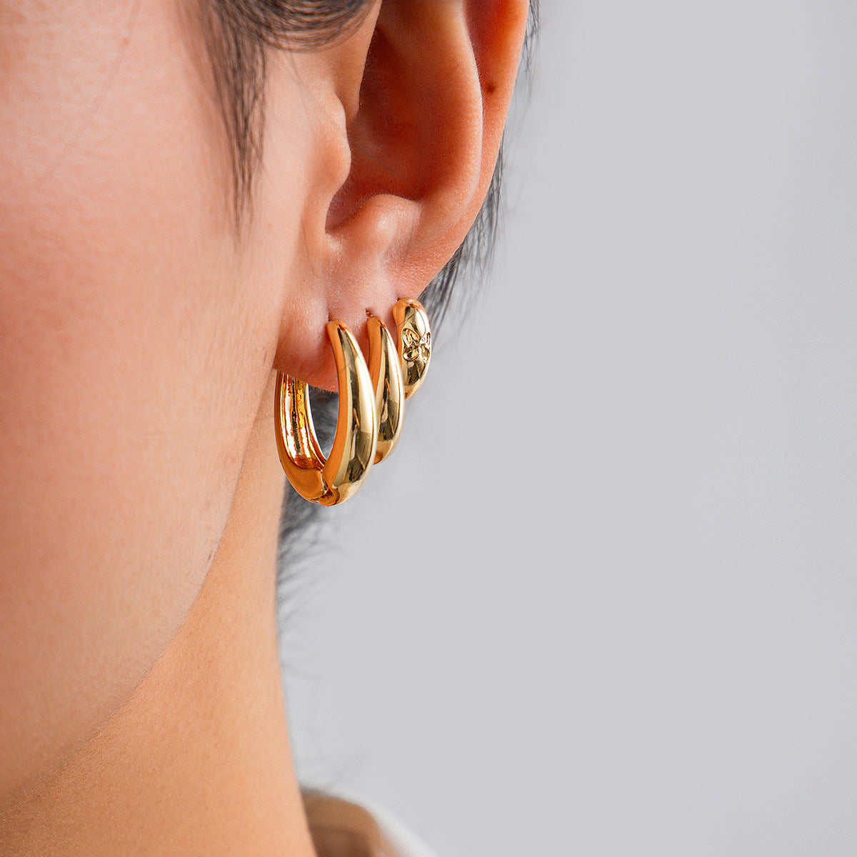 Pendientes geométricos minimalistas en forma de U para mujer con incrustaciones de diamantes de imitación y acabado de metal galvanizado