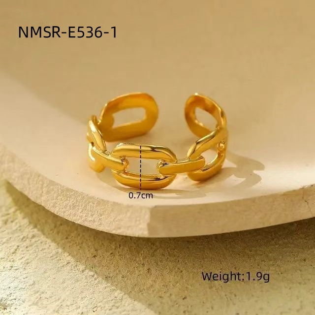 Anillo minimalista geométrico de acero inoxidable con detalle de cadena para mujer, acabado hipoalergénico de acero de titanio