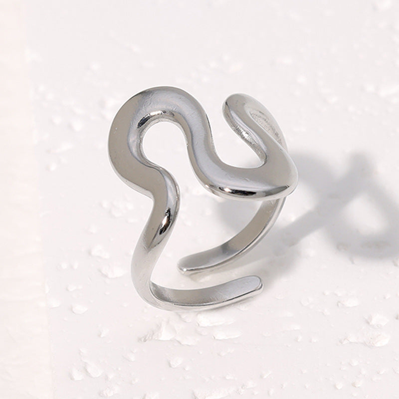 Anillo de titanio y acero geométrico minimalista de extremo abierto para mujer con acabado galvanizado y detalle lineal