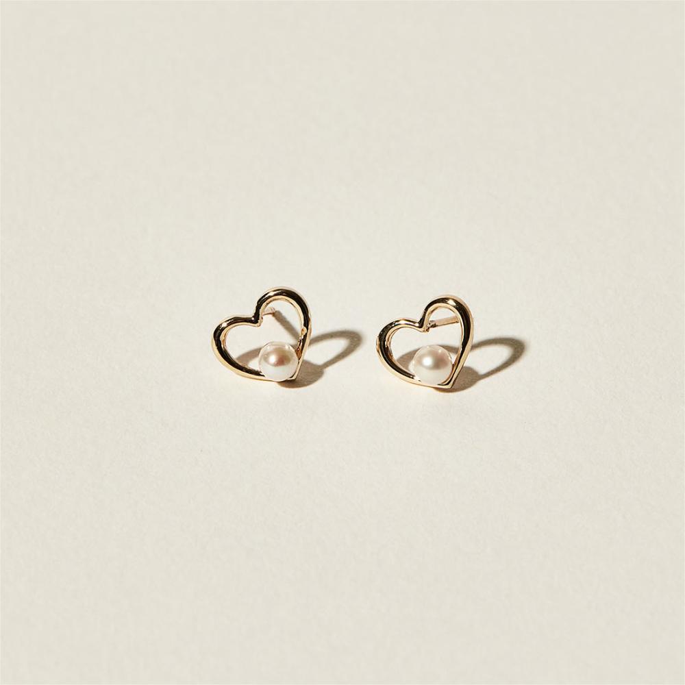 Minimalist Heart-Shaped 925 Sterling Silver Stud Earrings with Pearl Accent and Electroplated Finish