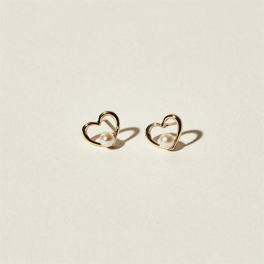 Orecchini a perno minimalisti a forma di cuore in argento sterling 925 con accento di perla e finitura galvanizzata