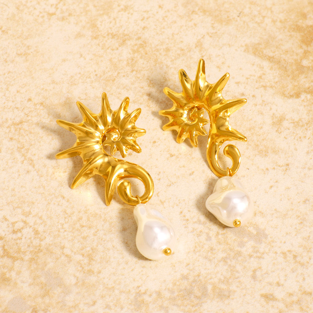 Orecchini pendenti da donna a forma di cavalluccio marino geometrico in acciaio inossidabile con placcatura in oro 18 carati e accento di perla barocca