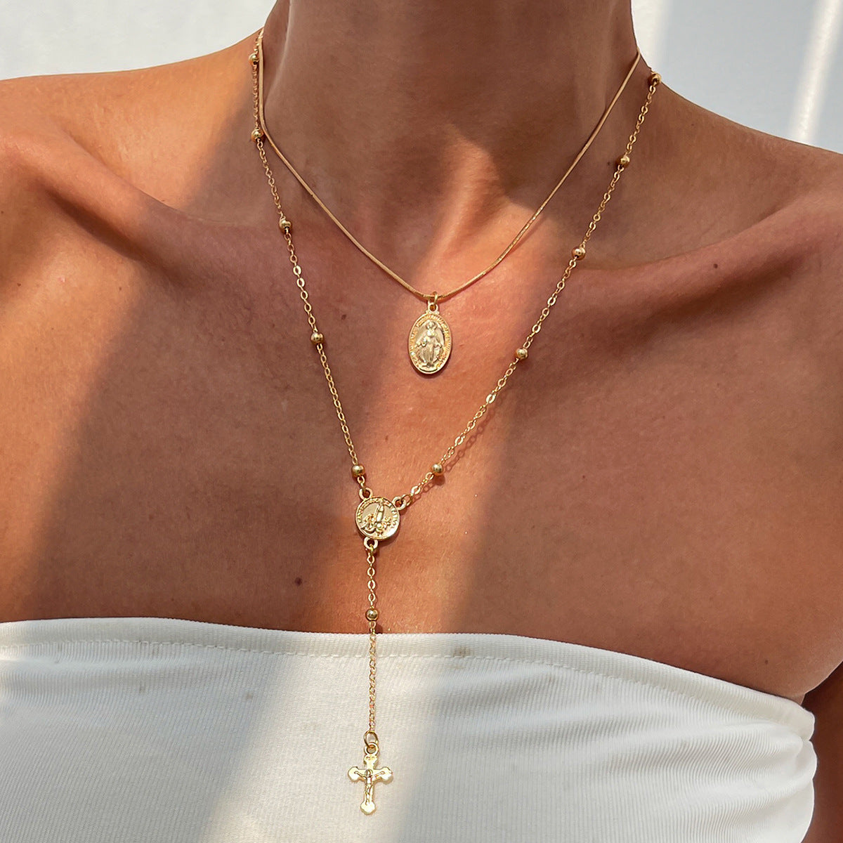 Collar de aleación con colgante de cruz minimalista y borla en cadena de serpiente para mujer