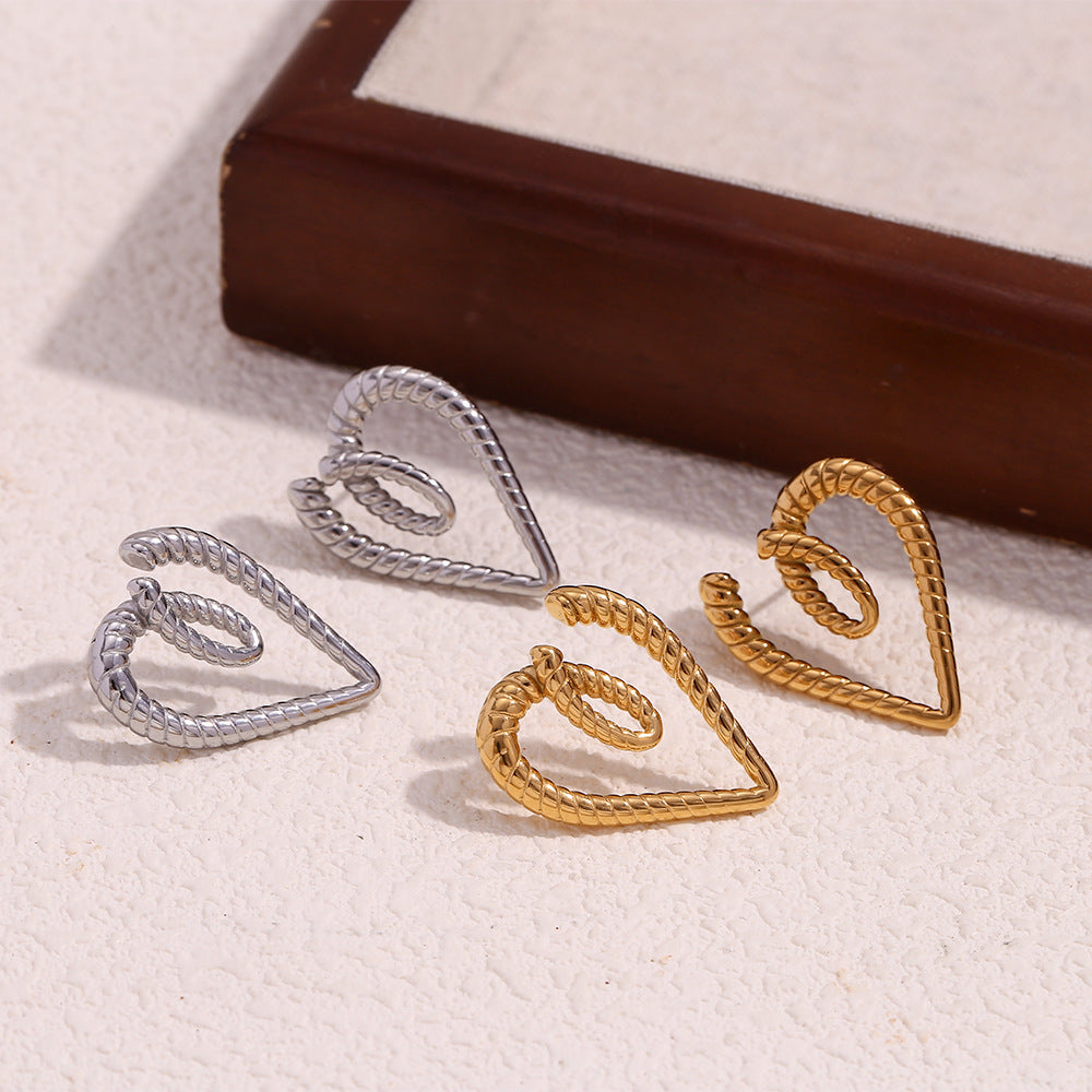 Pendientes de acero inoxidable en forma de corazón de inspiración vintage con baño de oro de 18 quilates y detalle trenzado texturizado para mujer