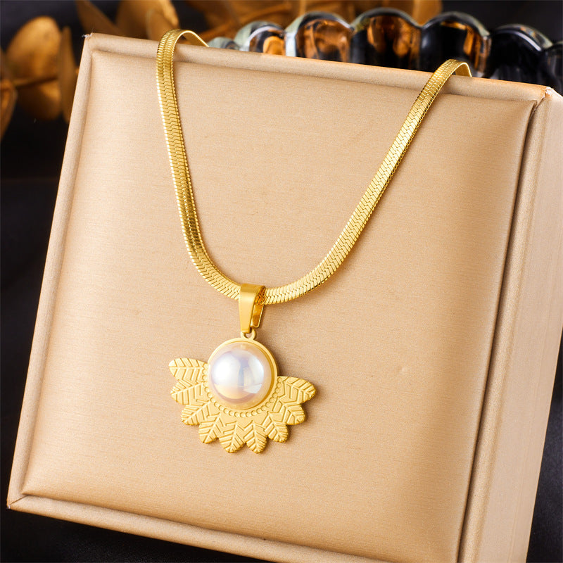 Collana da donna in acciaio inossidabile placcato oro con ciondolo a ventaglio in piuma d'ispirazione vintage e intarsi in perle